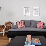 Spacious 2Br By Metro And Center By Hm