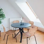 Stylish Apartment With Balcony And Rooftop Views