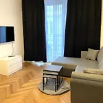 1St City La Opera Suites