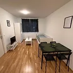 Muzeta11 - Modern Town Apartment With Balcony