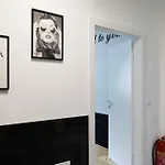 Vienna\'S Modern Black Beauty - Couples & Family-Friendly Apartment
