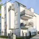 Vienna\'S Modern Black Beauty - Couples & Family-Friendly Apartment
