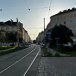 Bloom - Cozy Apartment, 5 Stops To City Center