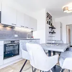 Luxury 2Br And 1Lr Apartment With Balcony - 9 Min To Center
