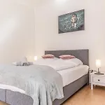 Double Delight - Central Studio Apt. For Two