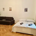 70 M2 Quiet & Calm Apartment With Free Parking