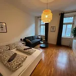 90 M2 Stylish Apartment