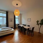 90 M2 Stylish Apartment