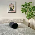 Modern & Spacious Apartment - Free Parking