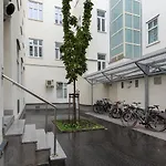 Ruheoase Im Dachgeschoss Mit Klimaanlage, Nur 10 Minuten Ins Zentrum