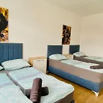 Spacious 4Br Apt Up To 15 Guests 15 Min To Danube