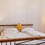 Cheerful 2Br Apartment - Suitable For Longstays