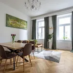 Central Elegant Heritage Apartment With Modern Comfort