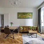 Central Elegant Heritage Apartment With Modern Comfort