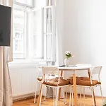 Charming 2Br Apt, Ideal For Long-Term Near Rennweg