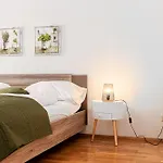 Charming 2Br Apt, Ideal For Long-Term Near Rennweg