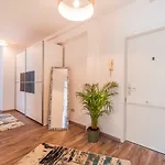 10 Min. Downtown - 2 Bedrooms - Parking