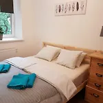 Excellent 2 Bed Apartment 12 Mins From Center