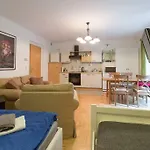 Relaxing Terrace Apartment In Lively Area