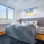 Mark\'S Penthouse Apartments Managed By Sky9 Apartments