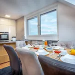 Mark\'S Penthouse Apartments Managed By Sky9 Apartments