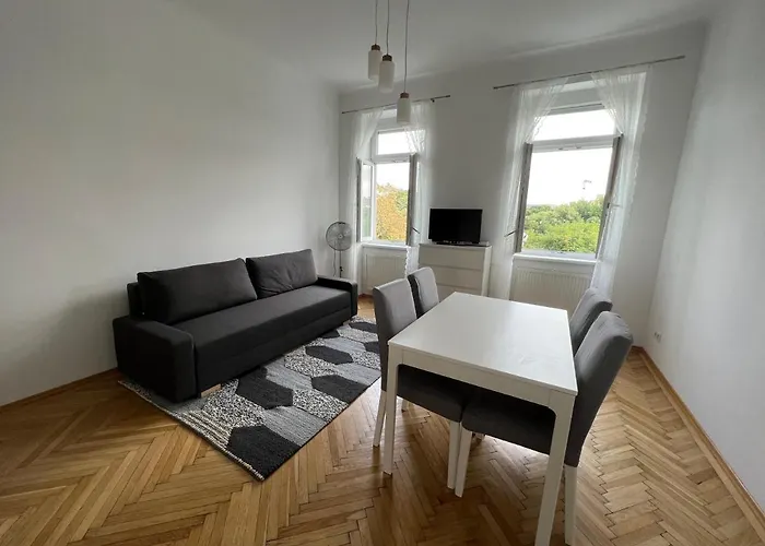 Cozy One Bedroom Apartment With Park View