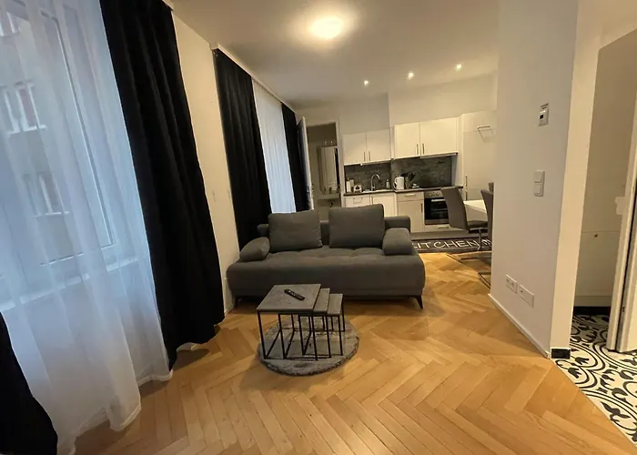 1St City La Opera Suites
