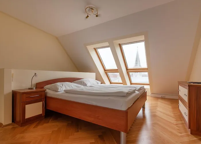 Ruheoase Im Dachgeschoss Mit Klimaanlage, Nur 10 Minuten Ins Zentrum