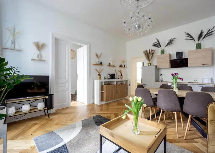 Central Elegant Heritage Apartment With Modern Comfort