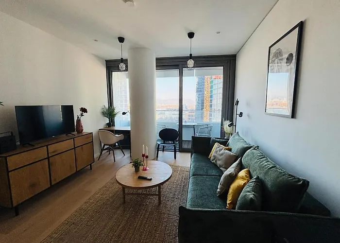 Modern Apartment Overlooking The Skyline & Danube