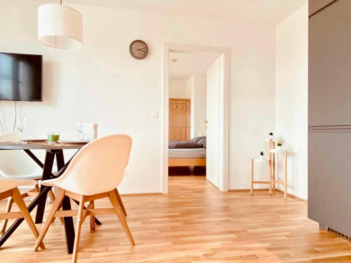 Gemutliches Sonnenwohnen Bei U-bahn Und Mit Parkplatz Apartment