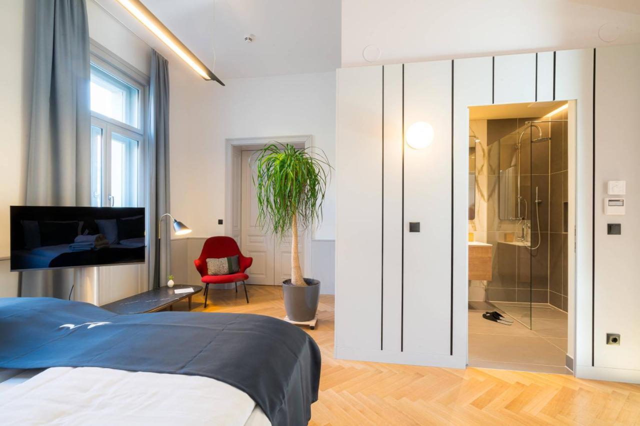 Residence, Hall - Parliament *