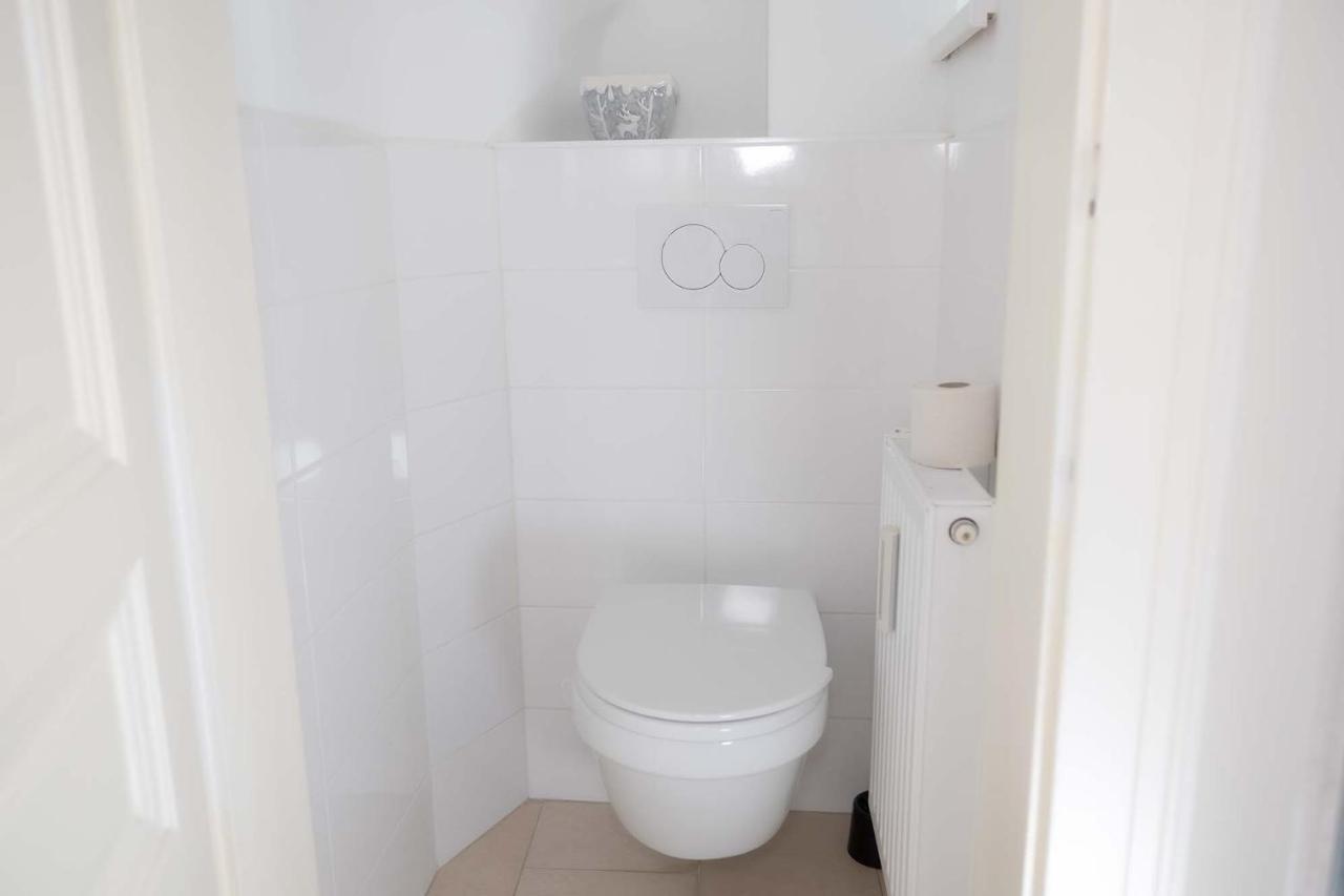 Apartment 2 & Balcony - Top Location! *