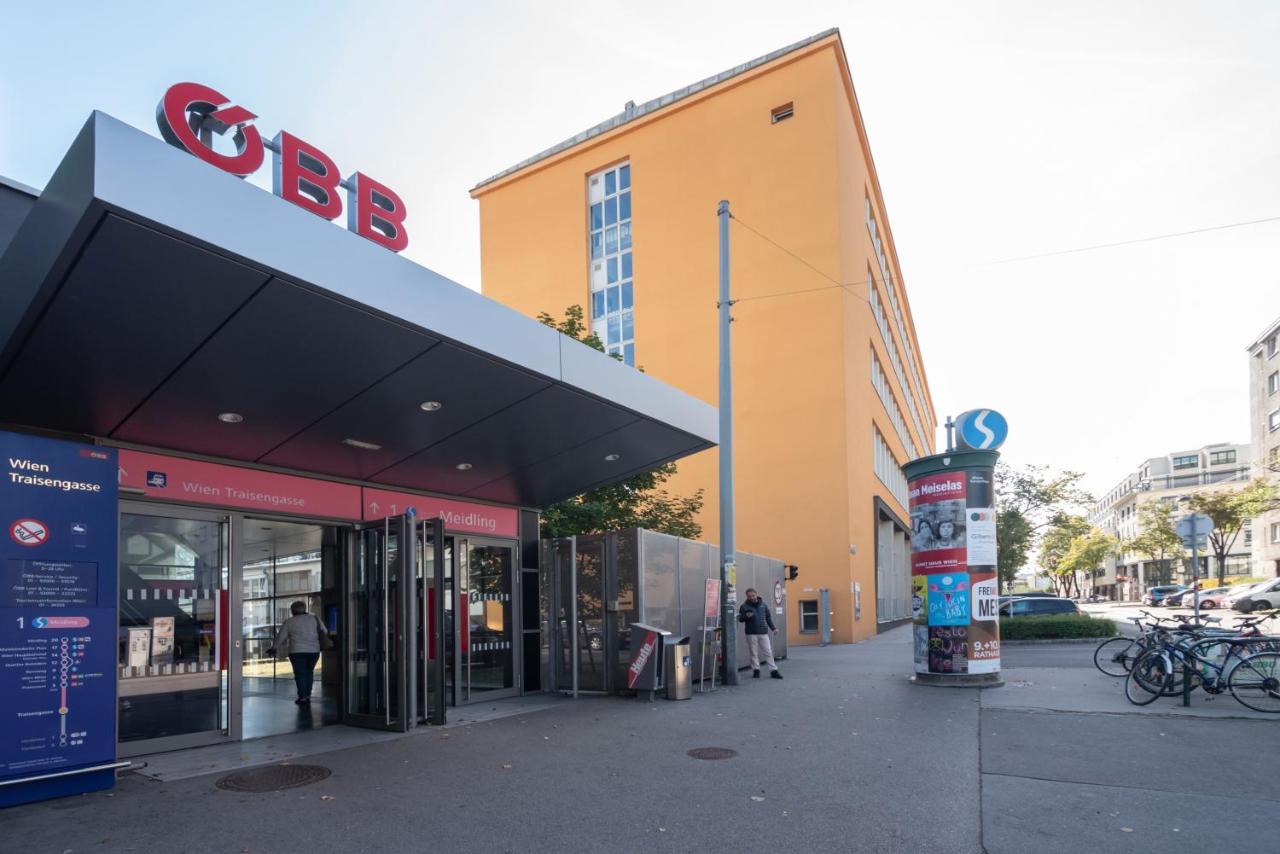 Helles, Neues Dg Mit Blick Zum Donauturm Vienna