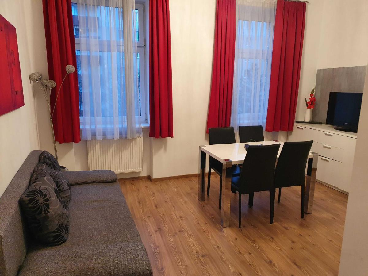 Apartment Vibrant Red I Contactless Check-in Vienna