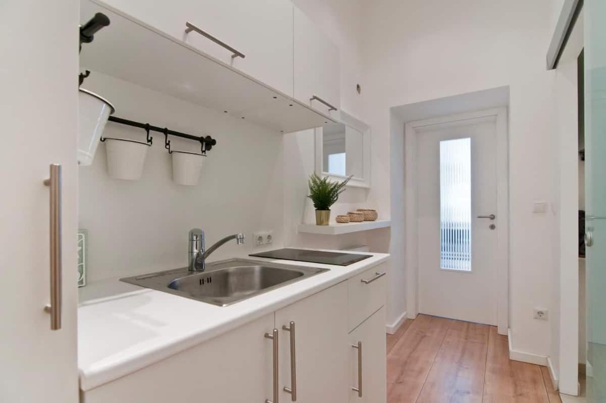 ⍟luxurious And Bright⍟ 5 Min Walk To City Center Apartment *
