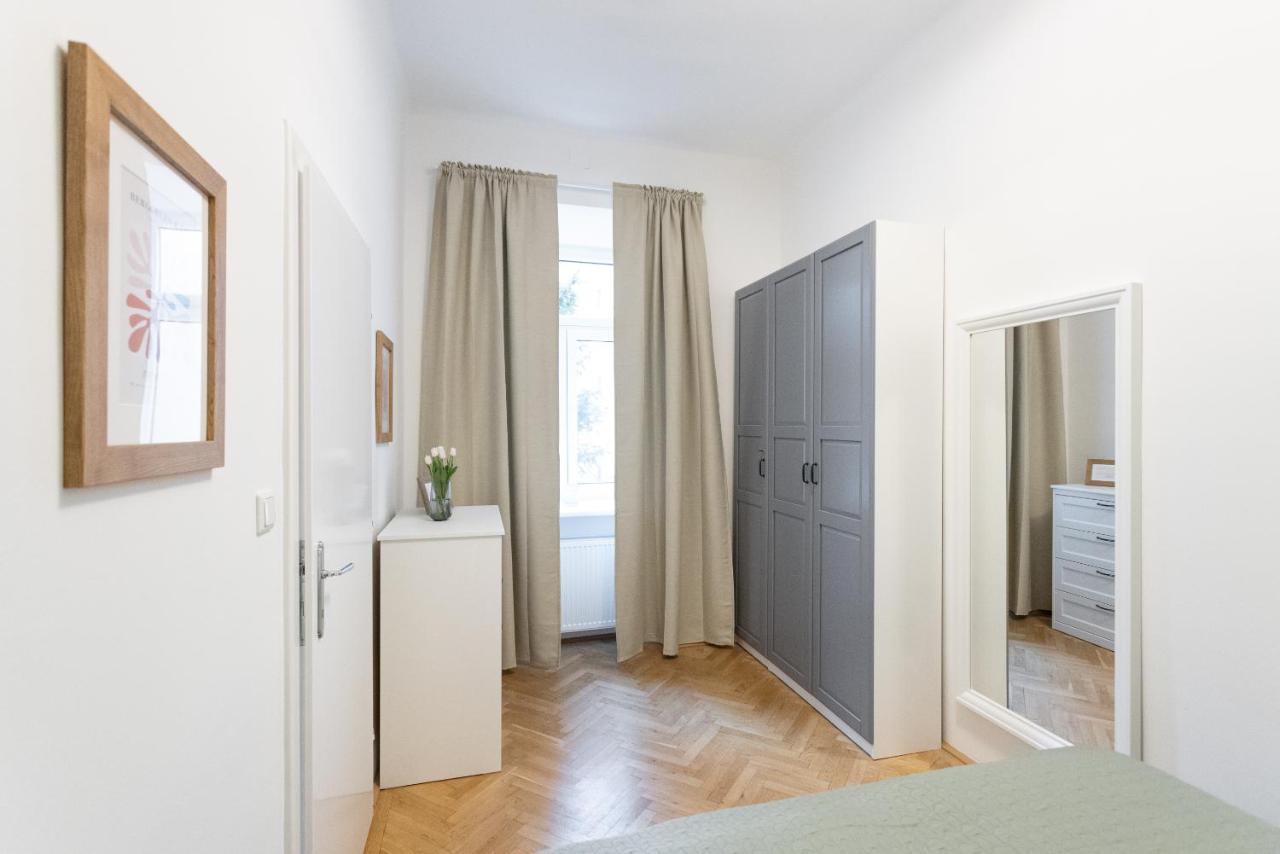 Apartment With Balcony - Trendy Neighborhood
