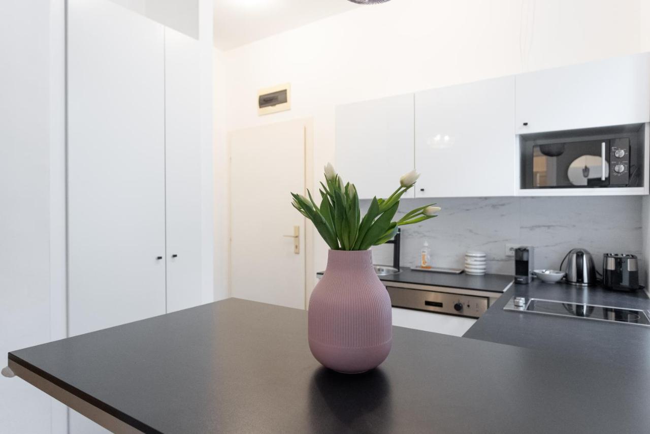 Apartment With Balcony - Trendy Neighborhood *