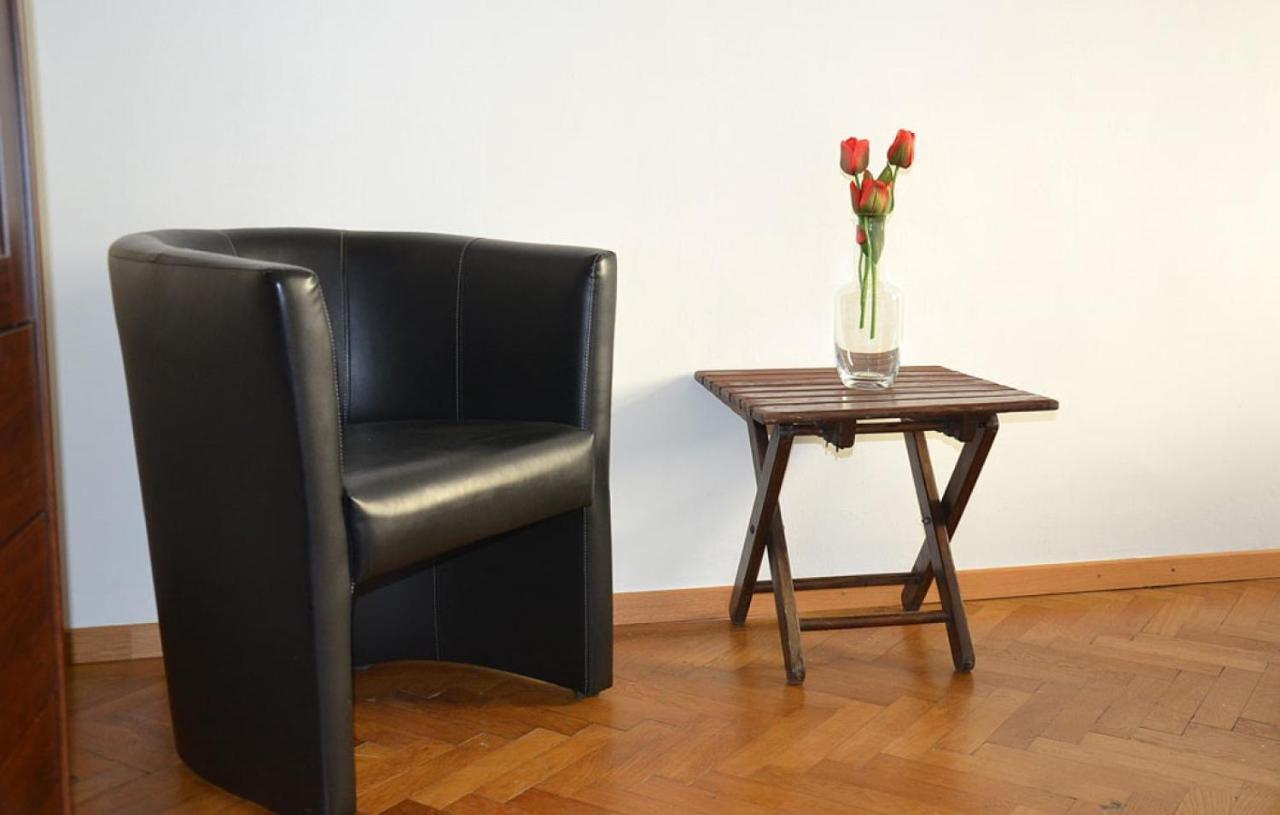Apartment 1090 *