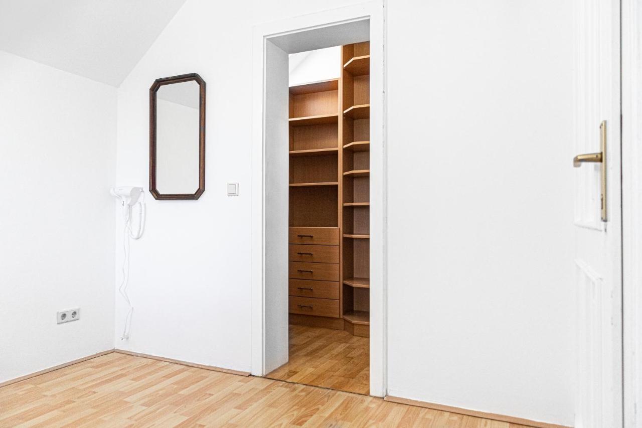 Exquisite Shared - Your Private In Beautiful Apartment *