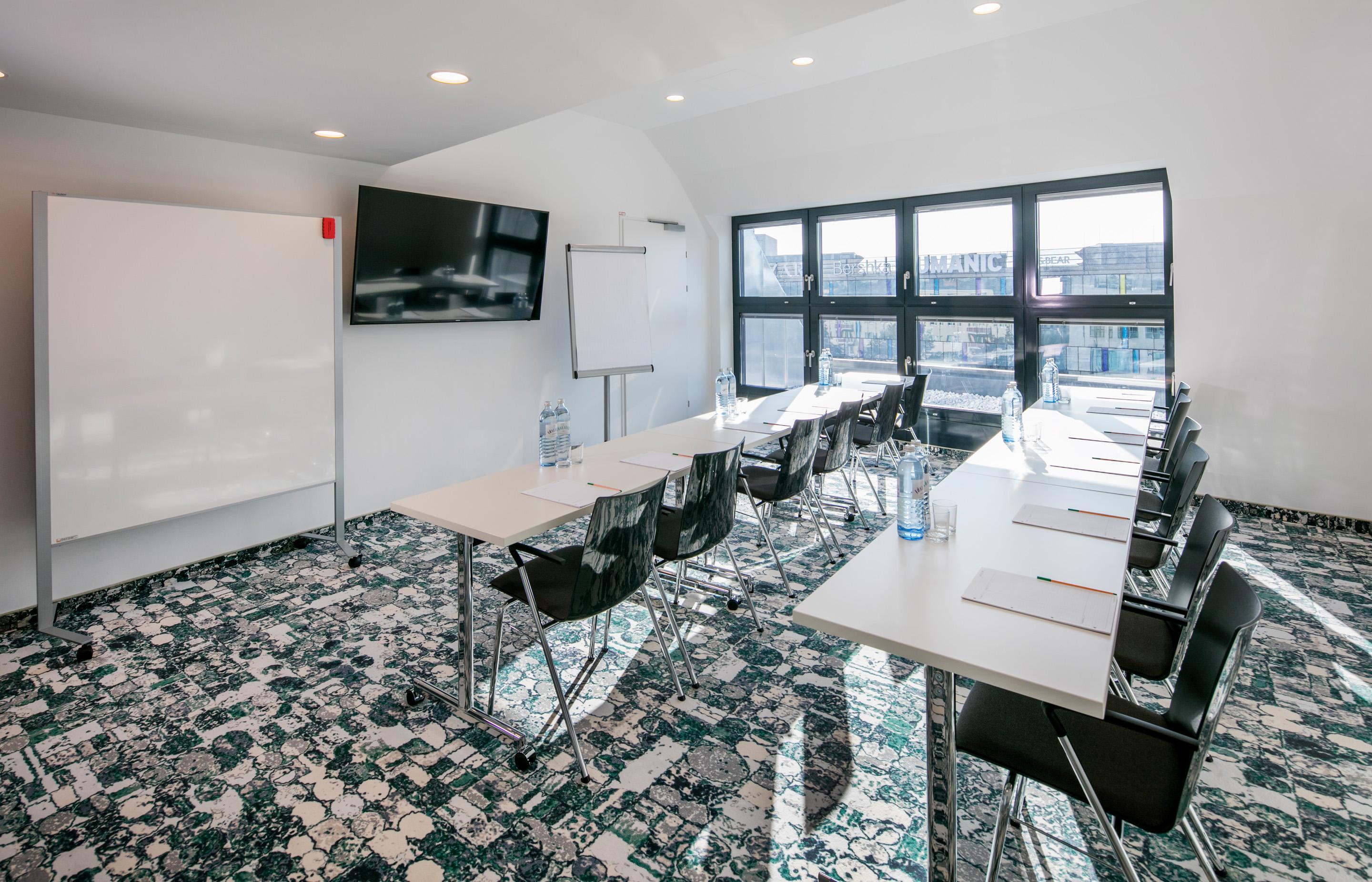 Hotel Arcotel Donauzentrum 4*