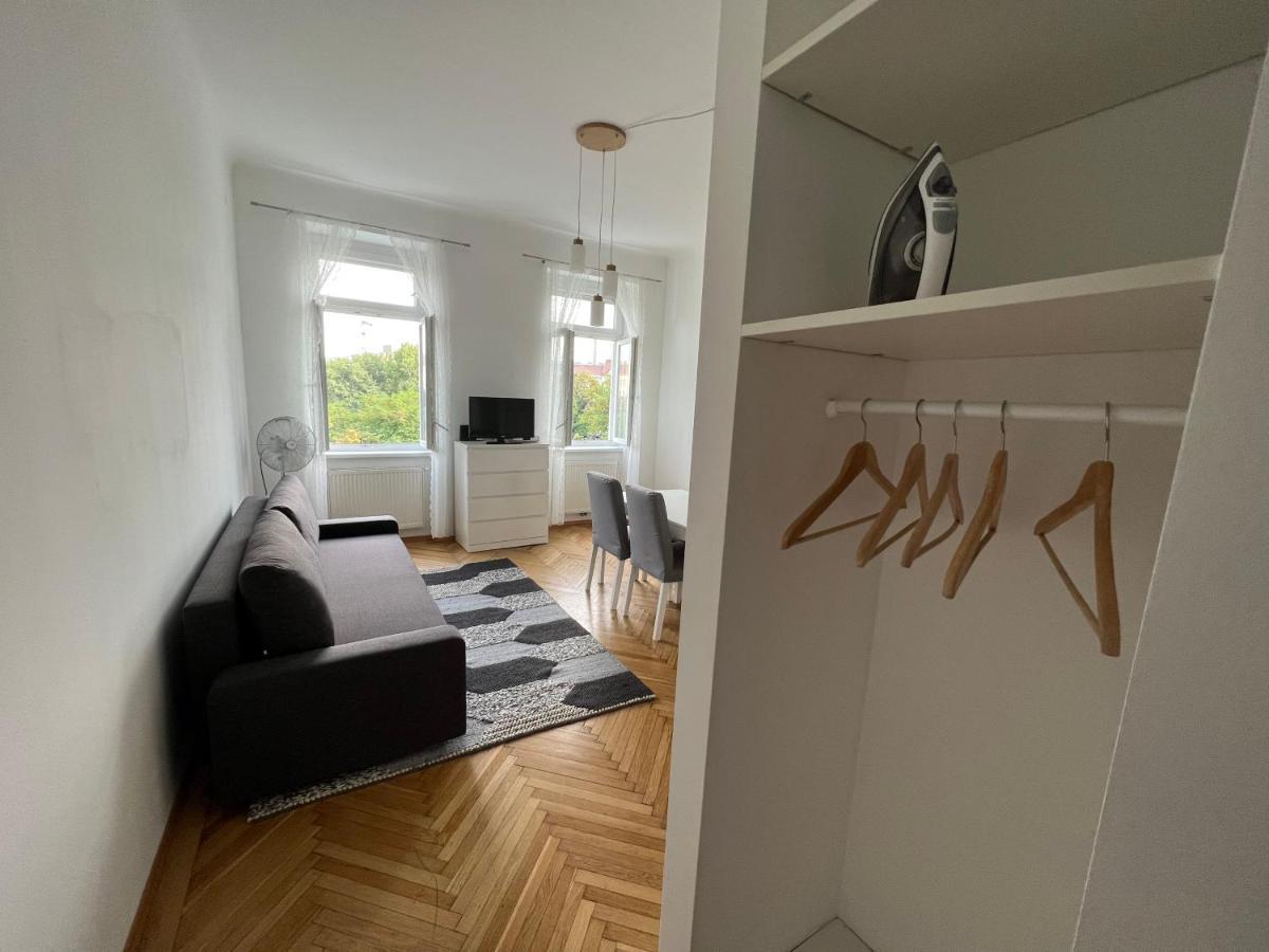 Cozy One Bedroom With Park View *