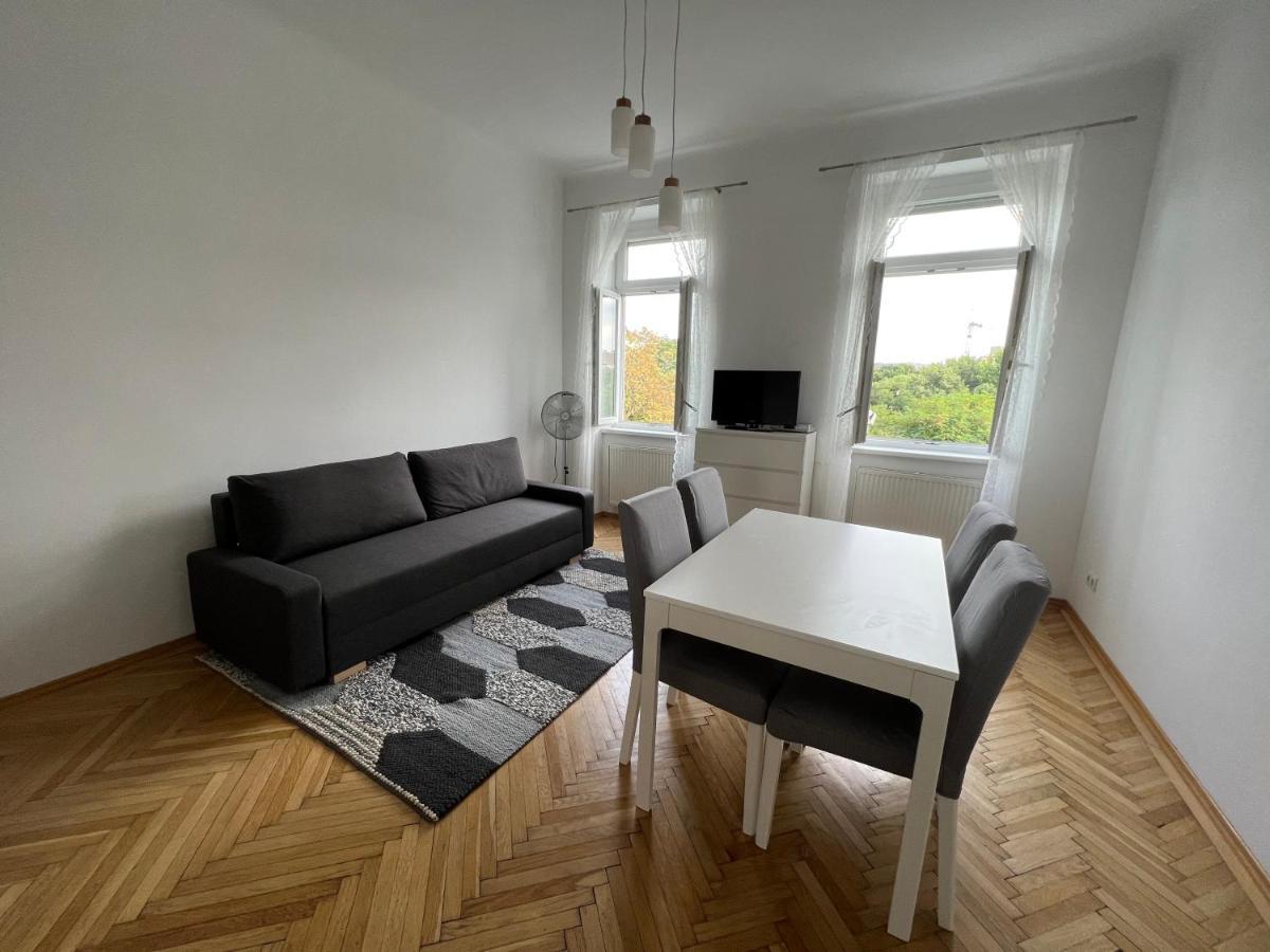 Cozy One Bedroom With Park View