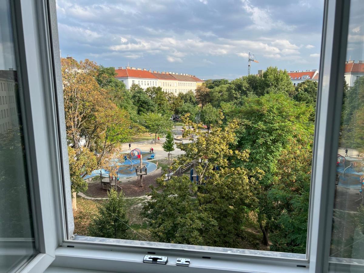 Cozy One Bedroom With Park View Apartment Wien