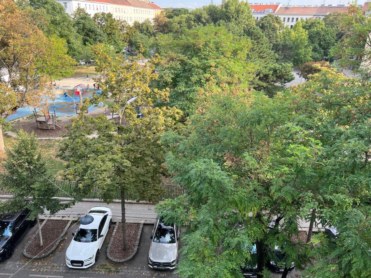Apartment Cozy One Bedroom With Park View