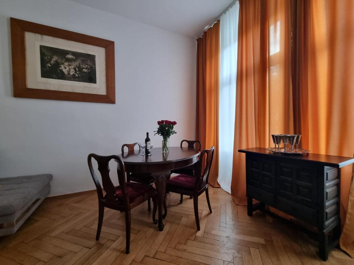 Art Nouveau Apartment *