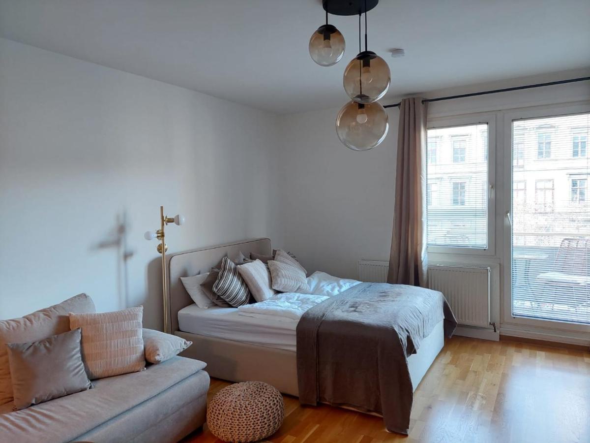 Apartment Balcony Apartment, 5 Min Walk To First District