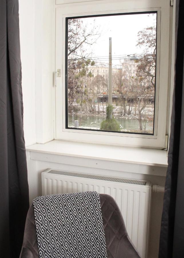 Orestaliving - On The Danube Canal Friedensbruecke Apartment