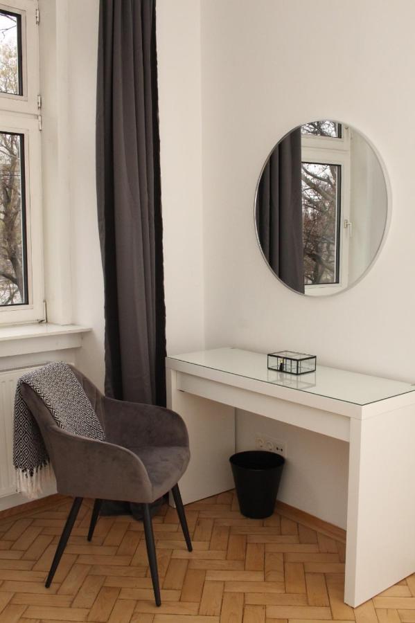 Orestaliving - On The Danube Canal Friedensbruecke Apartment