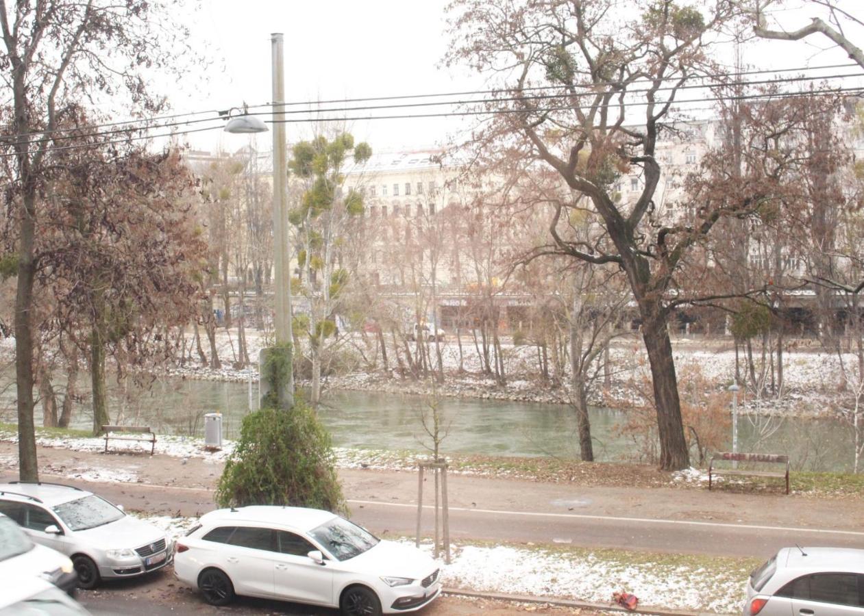 Orestaliving - On The Danube Canal Friedensbruecke Apartment